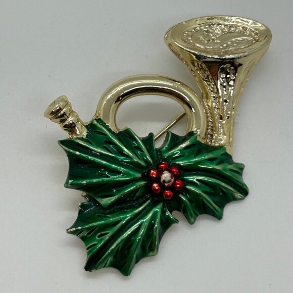 Vintage Gerry's Christmas Brooch Gold-Tone French Horn Pin Enamel Holly Berries - Picture 2 of 15